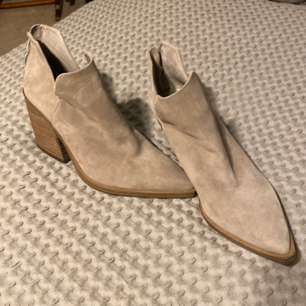Vince Camuto bibestie bootie shade beige size 9.5